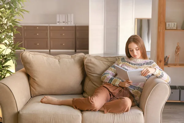 Gyönyörű fiatal nő olvas könyvet otthon — Stock Fotó