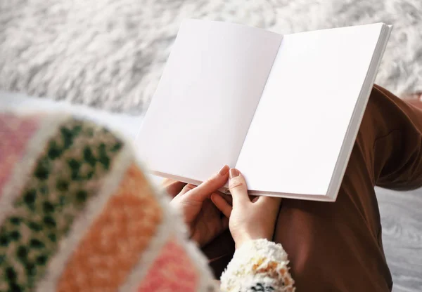 Bella giovane donna che legge libro a casa — Foto Stock