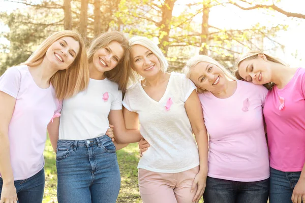 Belle donne di diverse età con nastri rosa all'aperto. Concetto di cancro al seno — Foto Stock