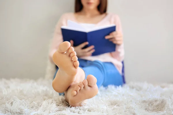 Hermosa joven leyendo libro en casa — Foto de Stock