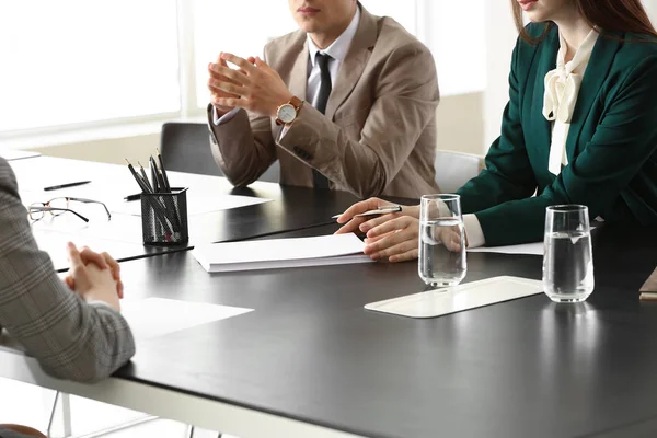 Human resources commission interviewing woman in office — Stock Photo, Image
