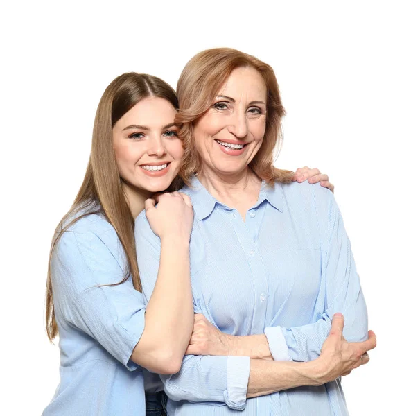 Portrét šťastné matky s dcerou na bílém pozadí — Stock fotografie