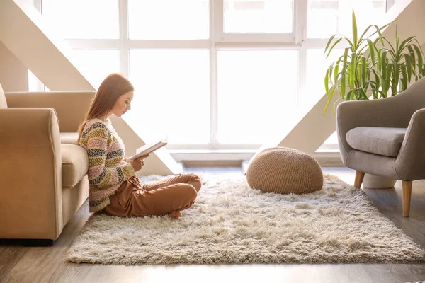 Bella giovane donna che legge libro a casa — Foto Stock