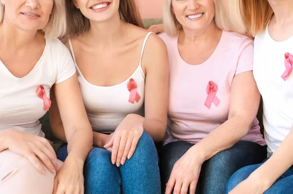 Hermosas mujeres de diferentes edades con cintas rosas. Concepto de cáncer de mama — Foto de Stock