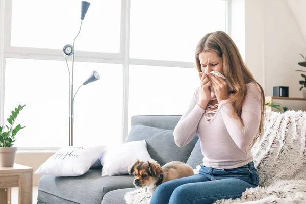 Mujer que sufre de alergia a las mascotas en casa — Foto de Stock