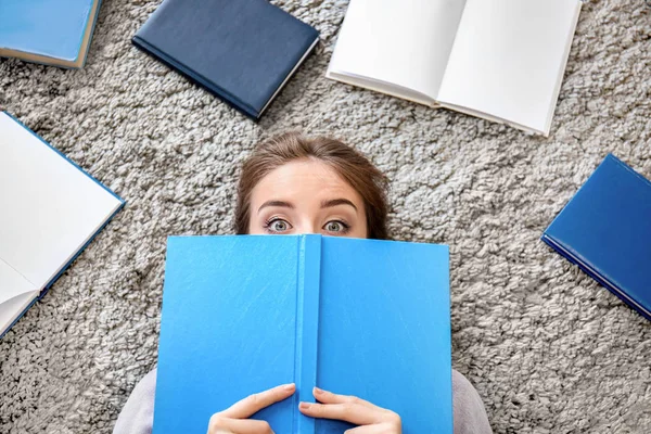 Female student reading books at home — Stock Photo, Image