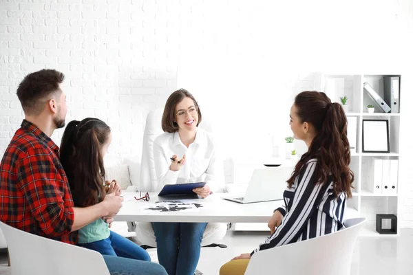 オフィスで家族と仕事をする女性心理学者 — ストック写真