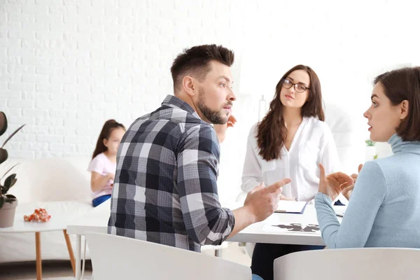 Psicóloga que trabaja con una familia infeliz en el consultorio — Foto de Stock