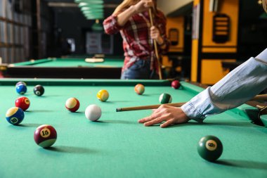 Kulüpte bilardo oynayan genç kadınlar