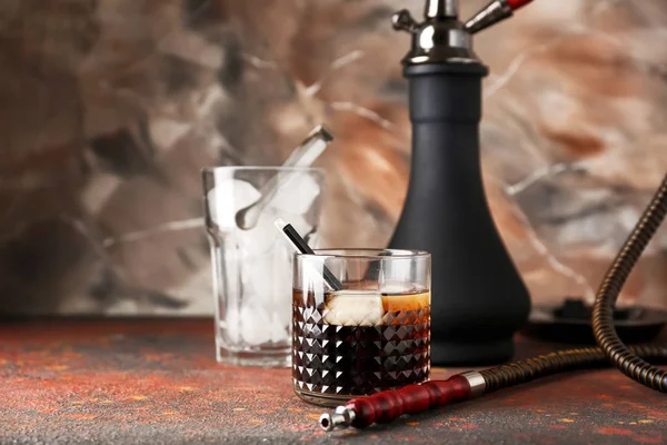 テーブルの上にフッカと冷たいウイスキーのグラス — ストック写真
