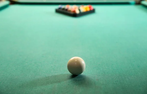 Bola de bilhar na mesa no clube — Fotografia de Stock