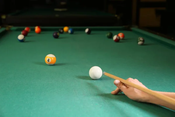 Jovem jogando bilhar no clube — Fotografia de Stock