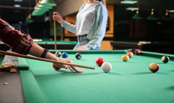 Jovens mulheres jogando bilhar no clube — Fotografia de Stock