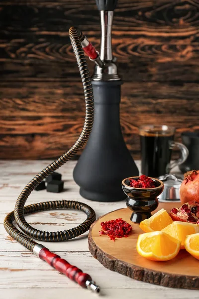 Hookah con tabaco y frutas frescas en la mesa — Foto de Stock