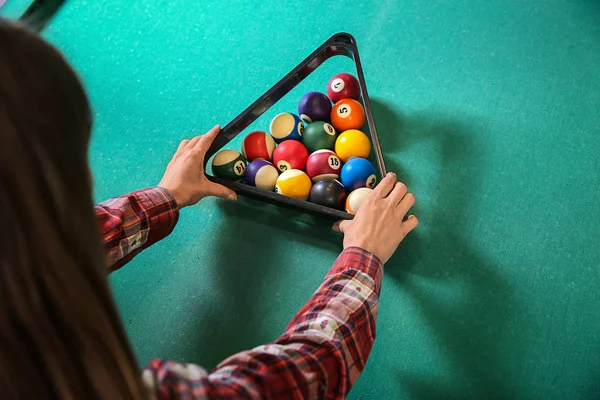 Jovem jogando bilhar no clube — Fotografia de Stock