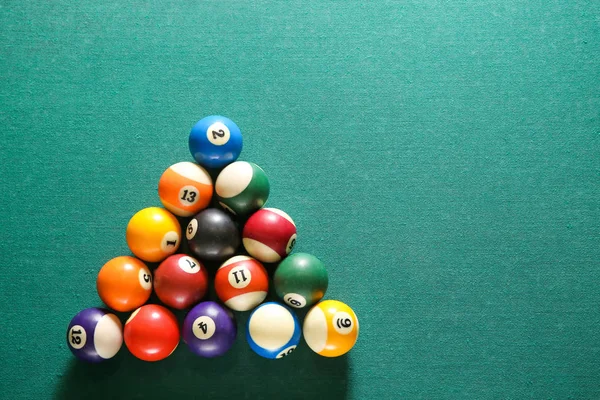 Більярдні кульки на зеленому столі — стокове фото
