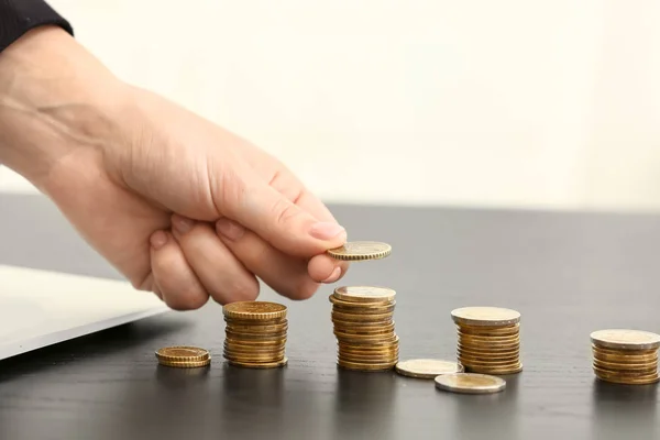 Mujer contando ahorros en la mesa — Foto de Stock