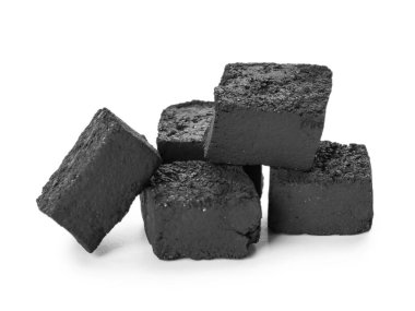 Beyaz arka planda nargile için kömür parçaları