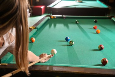 Kulüpte bilardo oynayan genç kadın