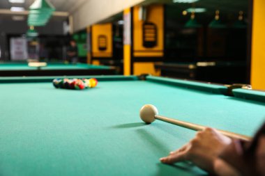 Kulüpte bilardo oynayan genç kadın