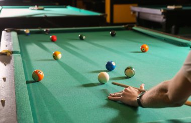 Kulüpte bilardo oynayan genç kadın