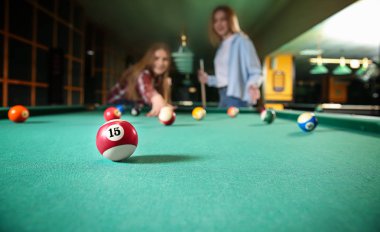 Kulüpte bilardo oynayan genç kadınlar