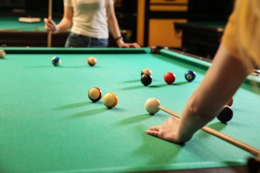 Kulüpte bilardo oynayan genç kadınlar