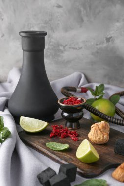 Masada tütün, kömür ve taze meyve ile Nargile