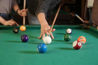Kulüpte bilardo oynayan genç kadınlar