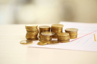 Sikkeler ve tabloda grafik. Para tasarrufu kavramı