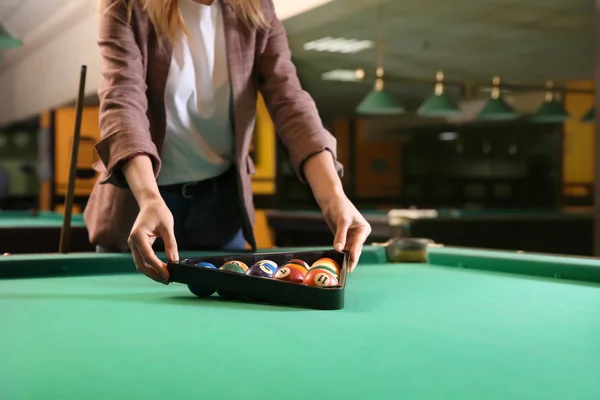 Jovem jogando bilhar no clube — Fotografia de Stock