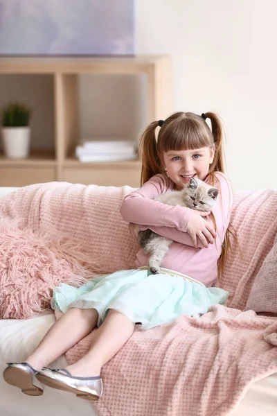 Girl with cute fluffy kitten at home — Stock Photo, Image