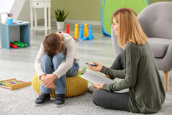 Kobiece psycholog pracuje z chłopiec cierpi na zaburzenia autystyczne — Zdjęcie stockowe