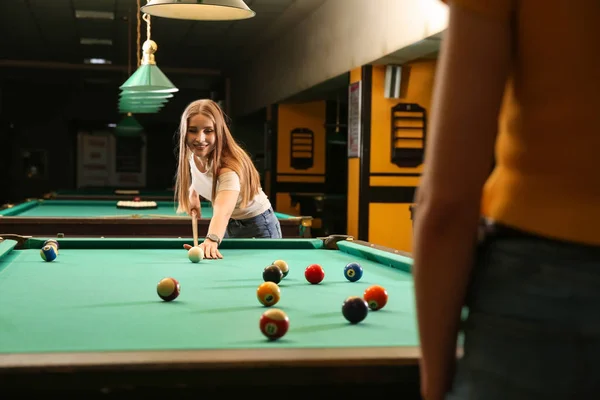 Młode kobiety grają w bilard w klubie — Zdjęcie stockowe
