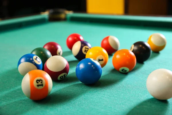 Bolas de bilhar na mesa no clube — Fotografia de Stock