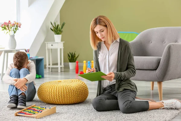 Female psychologist working with boy suffering from autistic disorder — Stock Photo, Image