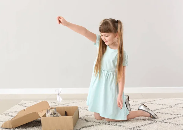 Girl playing with cute kitten at home — Stock Photo, Image