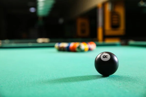 Bola de bilhar na mesa no clube — Fotografia de Stock