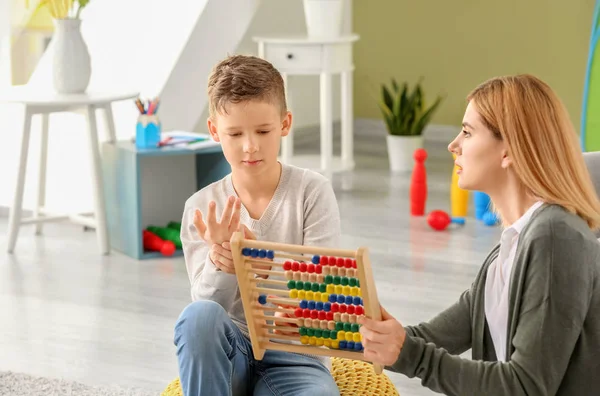 Psicóloga do sexo feminino trabalhando com menino que sofre de transtorno autista — Fotografia de Stock