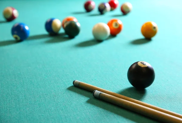 Biljard bollar med ledtrådar på bordet i klubben — Stockfoto