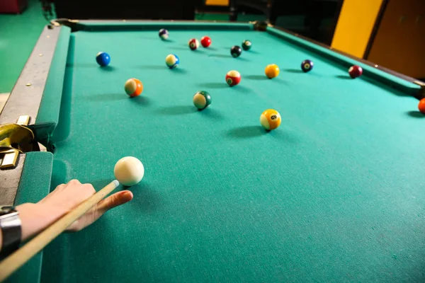 Junge Frau spielt Billard in Club — Stockfoto