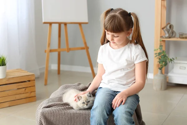 Fille avec chaton moelleux mignon à la maison — Photo