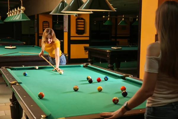 Jovens mulheres jogando bilhar no clube — Fotografia de Stock