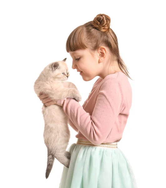 Flicka med söt fluffiga kattunge på vit bakgrund — Stockfoto