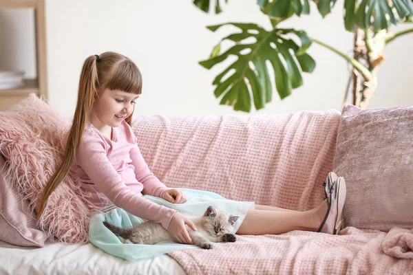 Fille avec chaton moelleux mignon à la maison — Photo