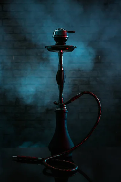 Hookah con humo sobre fondo oscuro — Foto de Stock