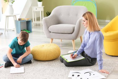 Kadın psikolog Çocuk otistik bozukluk ile çalışma