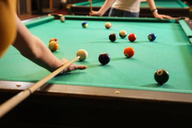 Kulüpte bilardo oynayan genç kadınlar