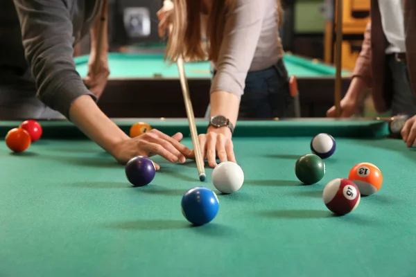 Jovens mulheres jogando bilhar no clube — Fotografia de Stock