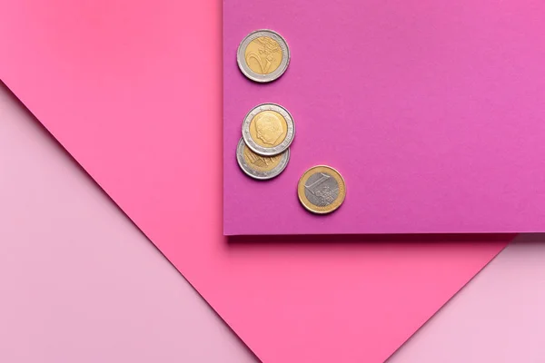 Folhas de papel com moedas em fundo de cor — Fotografia de Stock